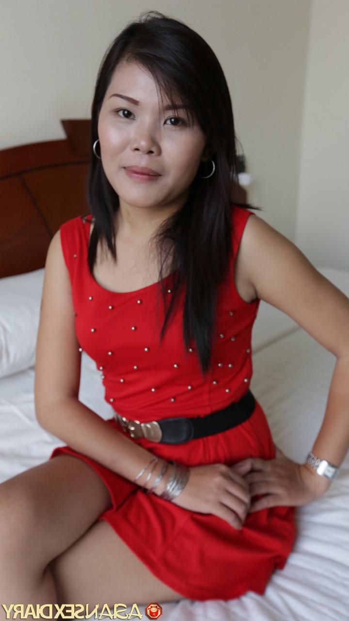 20P La MILF asiatique sexy Chao montre sa chatte poilue et fait une pipe chaude avant le sexe
