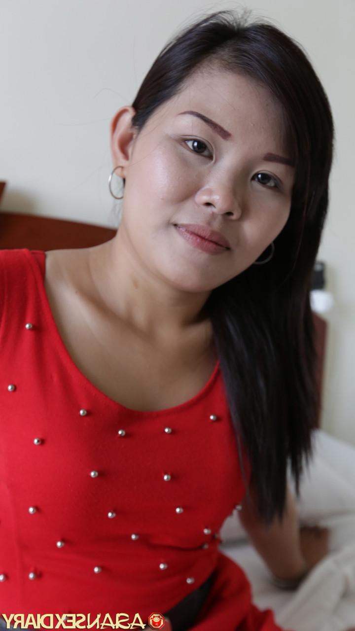 20P La MILF asiatique sexy Chao montre sa chatte poilue et fait une pipe chaude avant le sexe