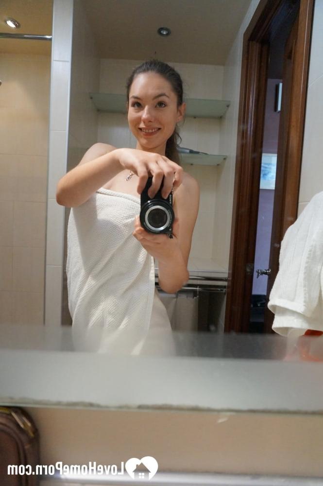 20P La miel morena expone sus pequeñas tetas y se toma selfies en el espejo