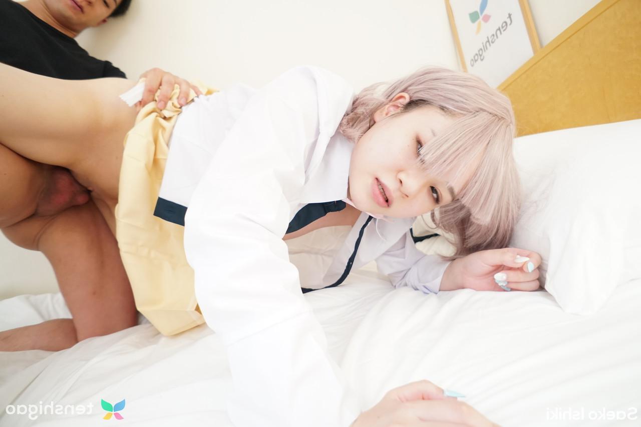 15P A adorável adolescente japonesa Saeko Ishiki ostenta um creampie depois de foder