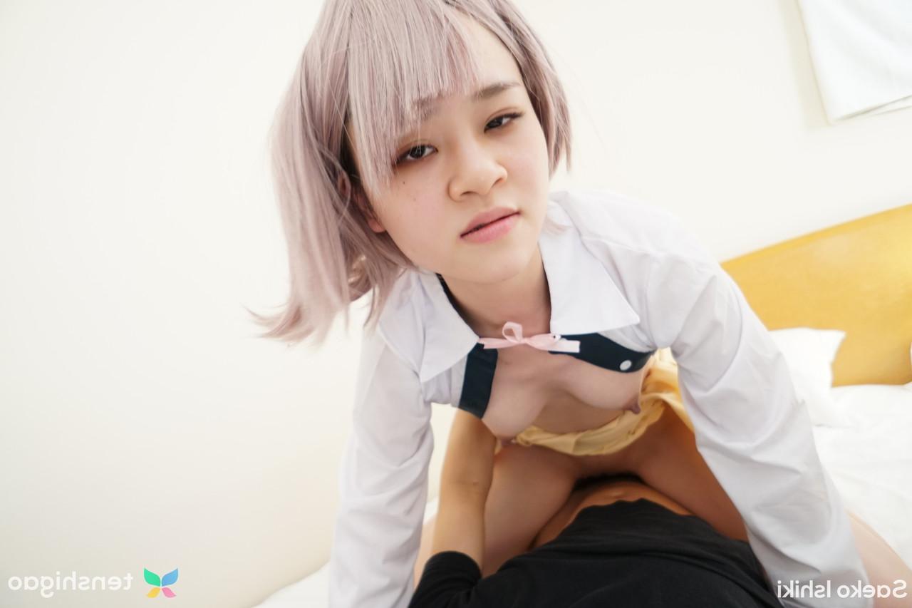 15P A adorável adolescente japonesa Saeko Ishiki ostenta um creampie depois de foder