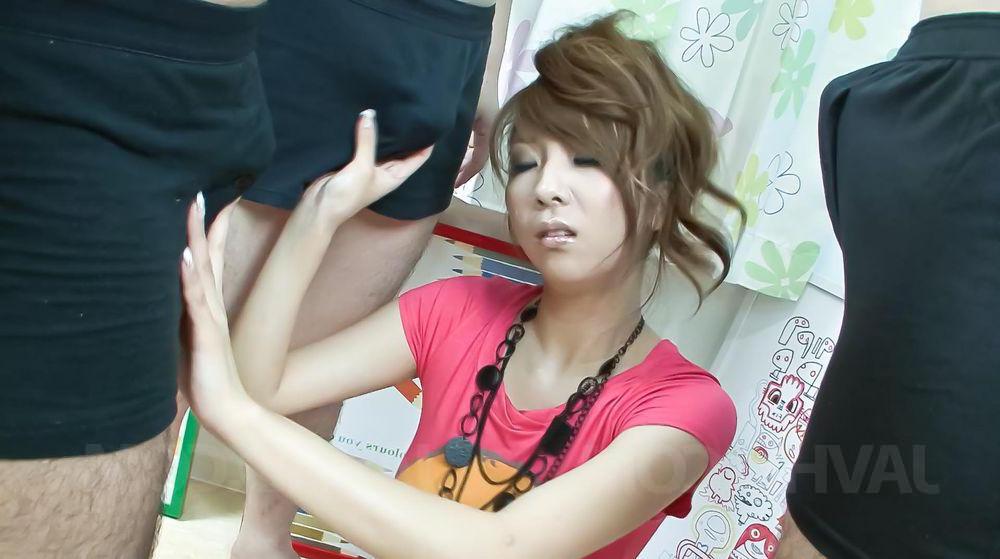 12P La nana japonaise Hinano reçoit du sperme sur son visage lors d'un blowbang