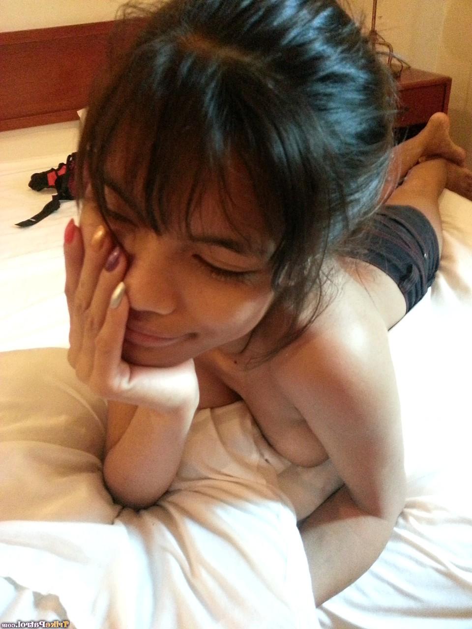 20P A linda filipina Jennifer Jimenez massageia os seios antes de dar um BJ gostoso