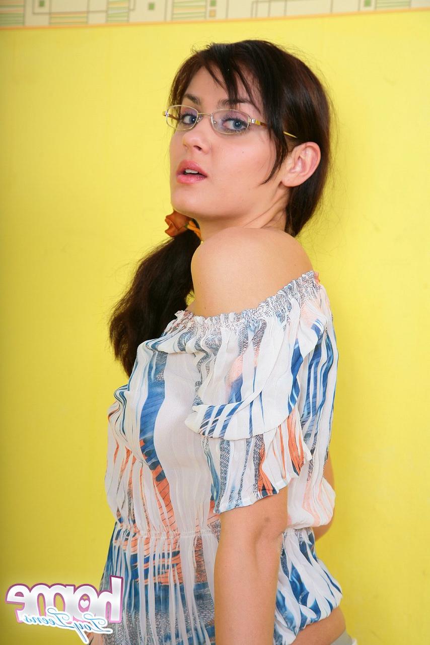 20P Lada amateur sexy exhibant sa chatte poilue invitante dans une chambre en solo