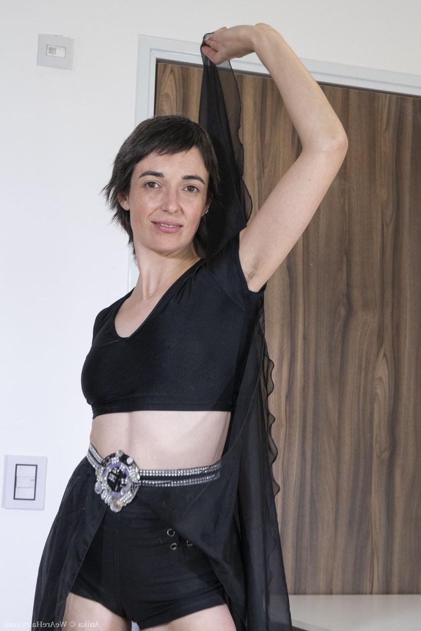 20P Die kurzhaarige reife Anika zieht ihr Kleid aus und berührt ihre buschige Möse