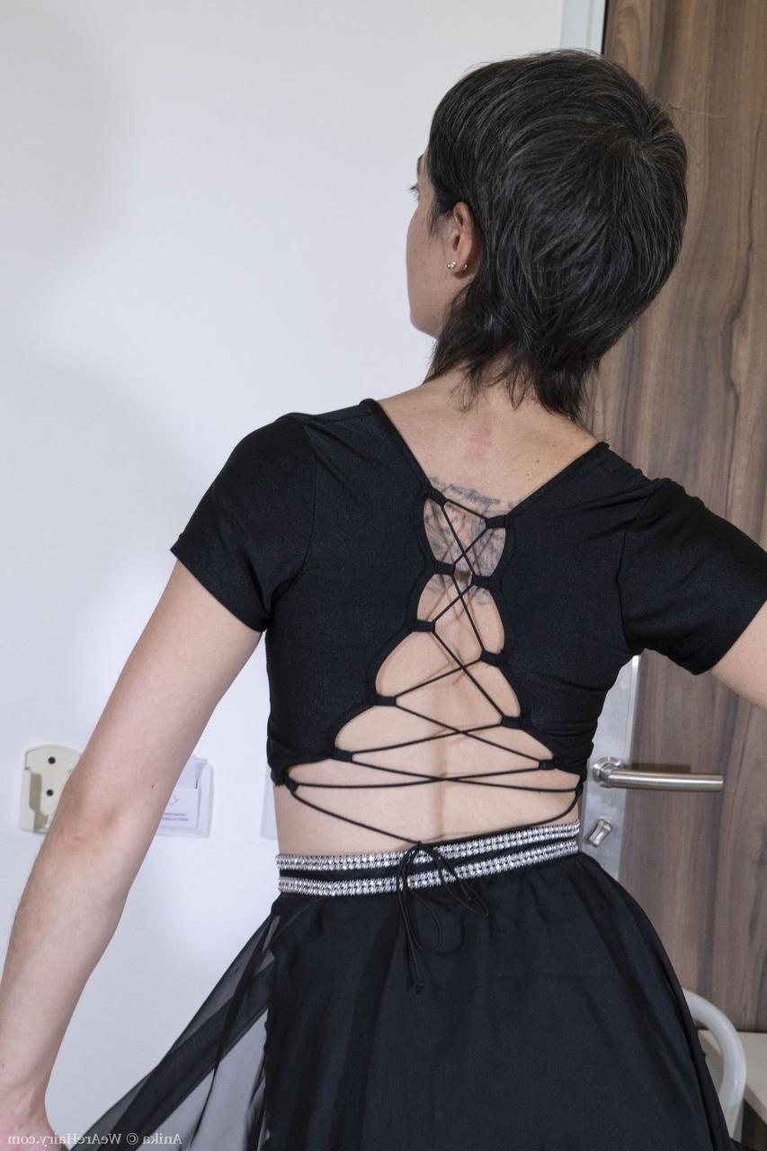 20P Die kurzhaarige reife Anika zieht ihr Kleid aus und berührt ihre buschige Möse