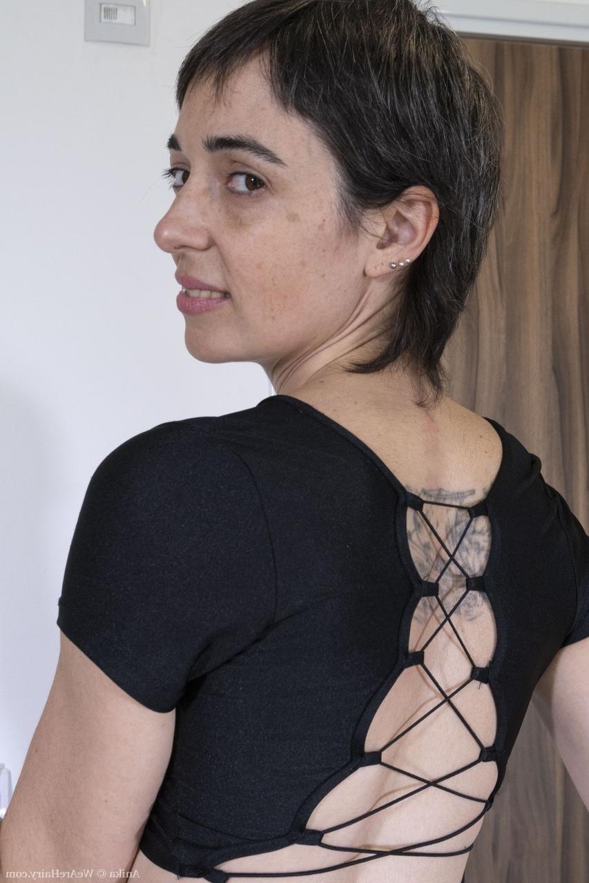 20P Die kurzhaarige reife Anika zieht ihr Kleid aus und berührt ihre buschige Möse
