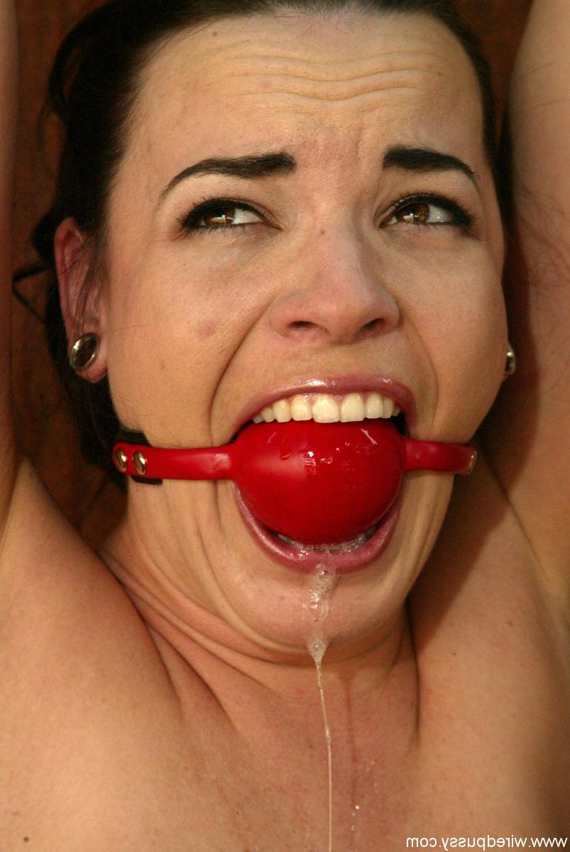 20P Lezdom rainha Dana DeArmond brinca com MILFs amarradas e amordaçadas com seu vibrador