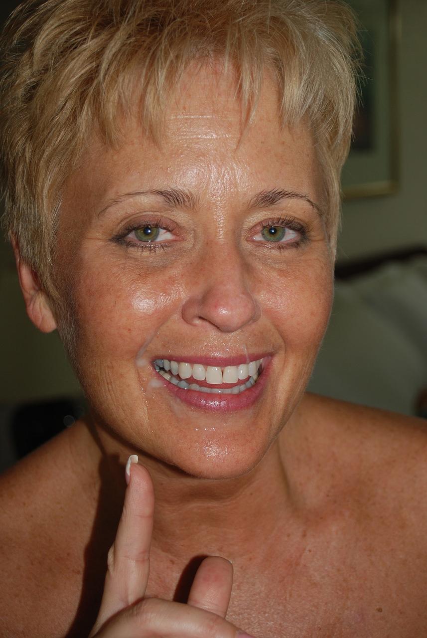 20P Die blonde reife Tracy Lick stellt ihre unglaublichen Titten zur Schau, während sie einen Schwanz reitet