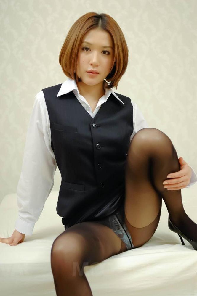 16P A ruiva japonesa Emi Orihara ostenta um creampie após relações sexuais