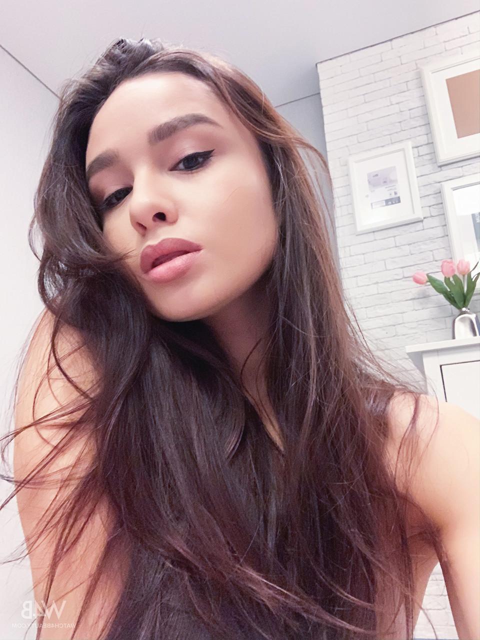 20P A linda gata Astrid exibe seus belos seios e corpo nu gostoso enquanto tira selfies