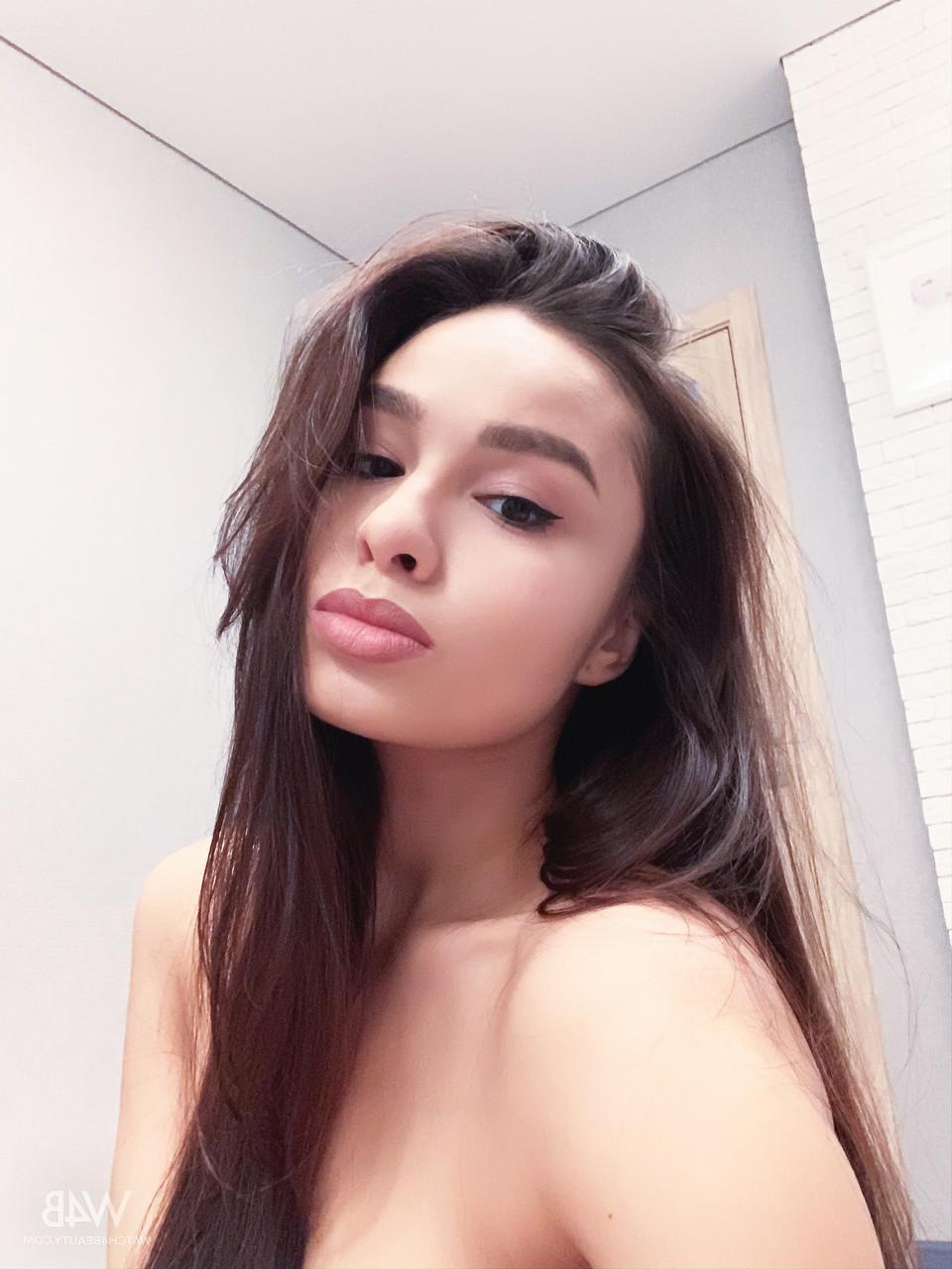 20P A linda gata Astrid exibe seus belos seios e corpo nu gostoso enquanto tira selfies