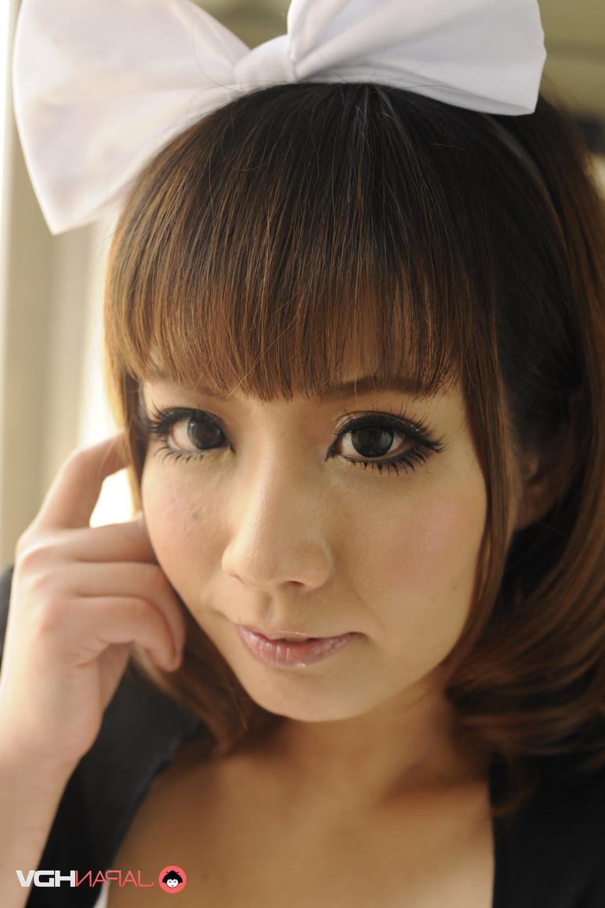 15P A linda empregada japonesa Yume Aino mostra seus peitos e buceta enquanto está no trabalho