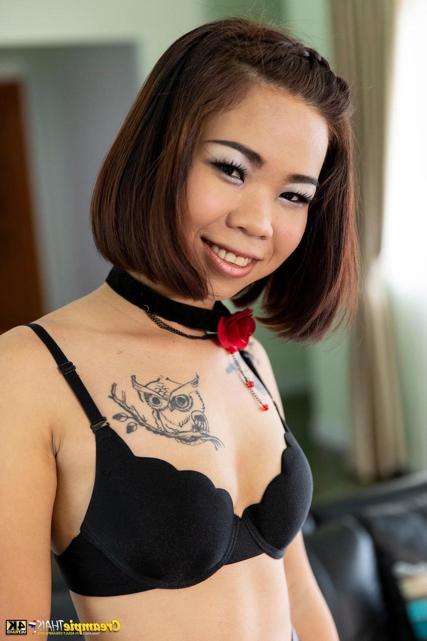 20P Die emo-thailändische Teenagerin Pimya zieht sich bis auf die Fersen aus und entblößt ihren knackigen Arsch und ihre kahlen Löcher