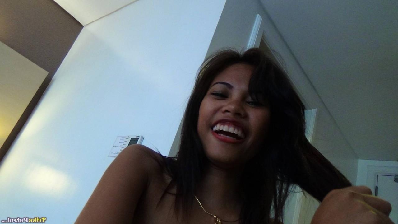 20P La pervertida filipina zara dimaano muestra su cuerpo caliente y se juega con medias de red