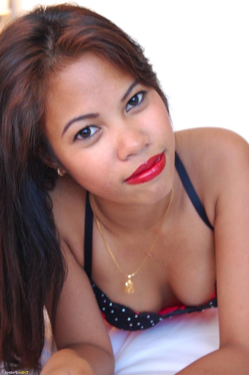 20P La pervertida filipina zara dimaano muestra su cuerpo caliente y se juega con medias de red