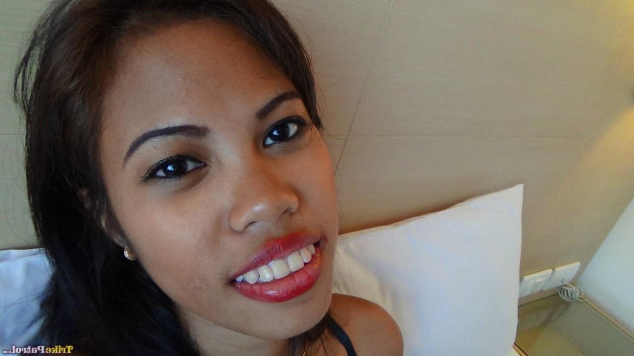 20P La pervertida filipina zara dimaano muestra su cuerpo caliente y se juega con medias de red