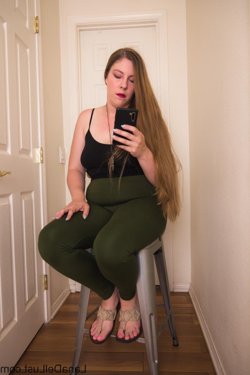 15P A morena gordinha Lana Del Lust mostra sua bunda linda de calcinha