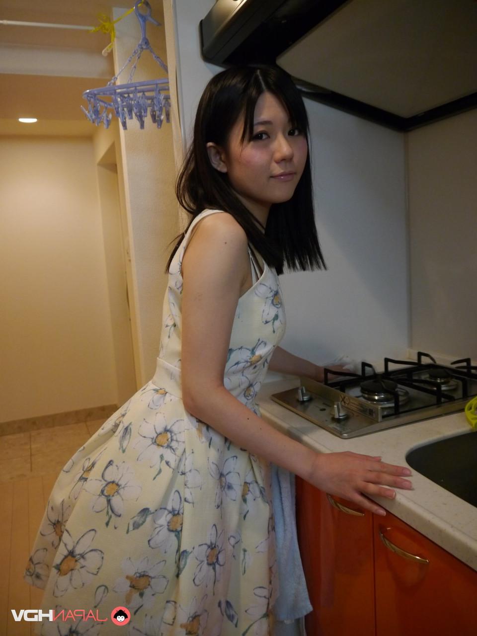 20P A adolescente asiática Mai Araki revela sua bunda gostosa e sua vulva saborosa antes de dar cabeça