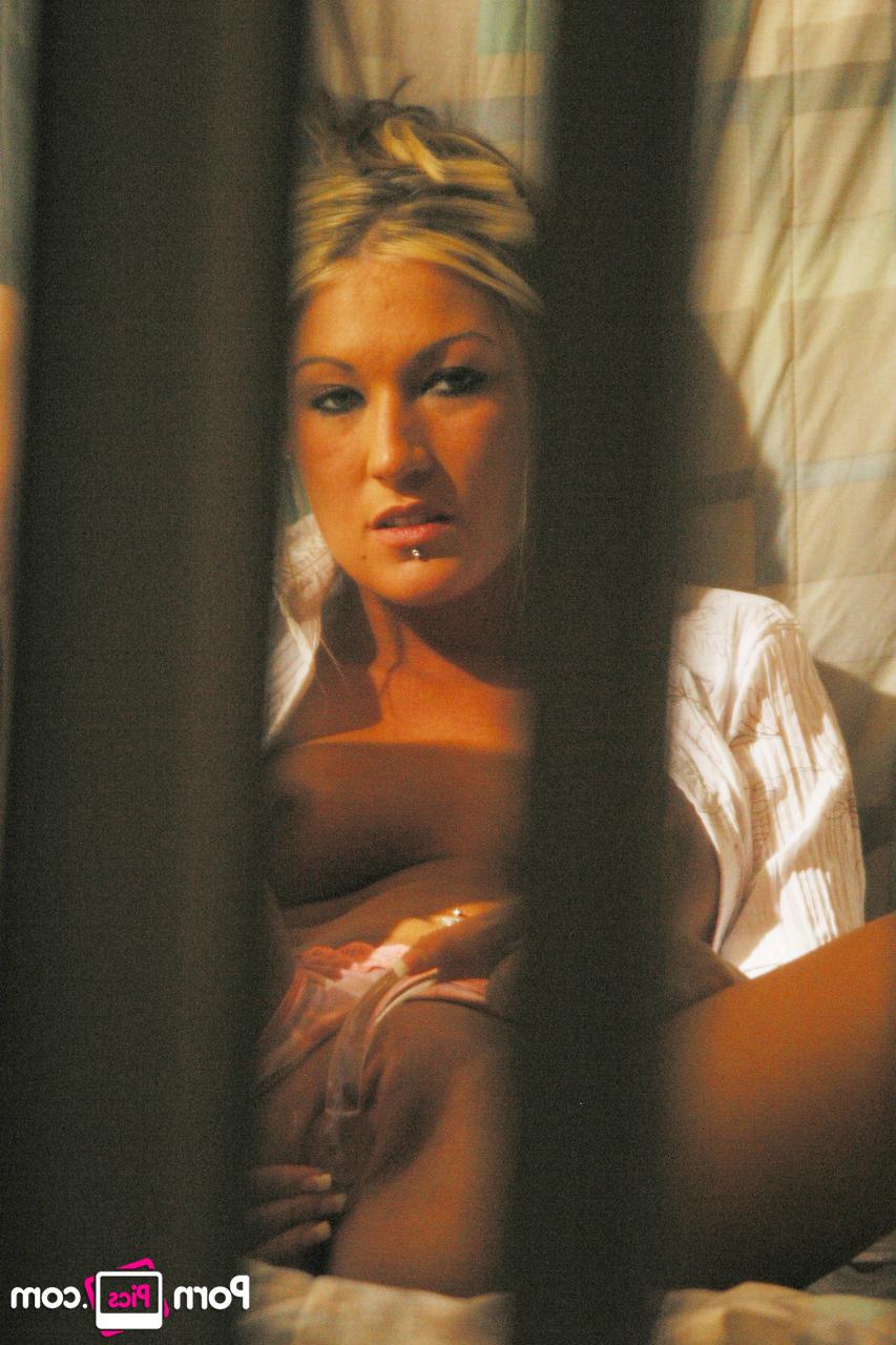 20P La rubia amateur Star E Knight es pillada jugando con su dulce coño