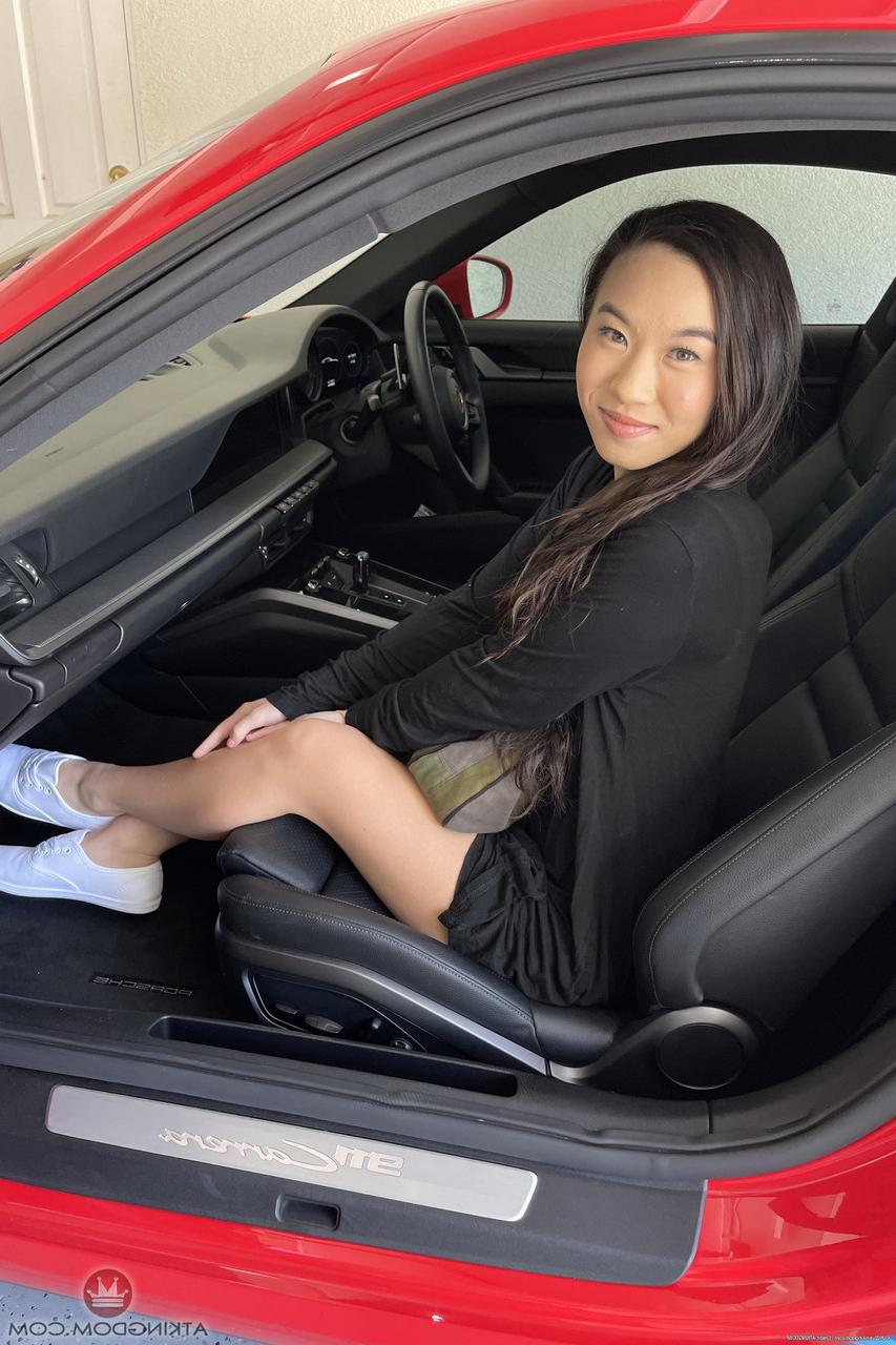 20P A adolescente asiática Kimmy Kimm tira a roupa e exibe sua buceta suculenta