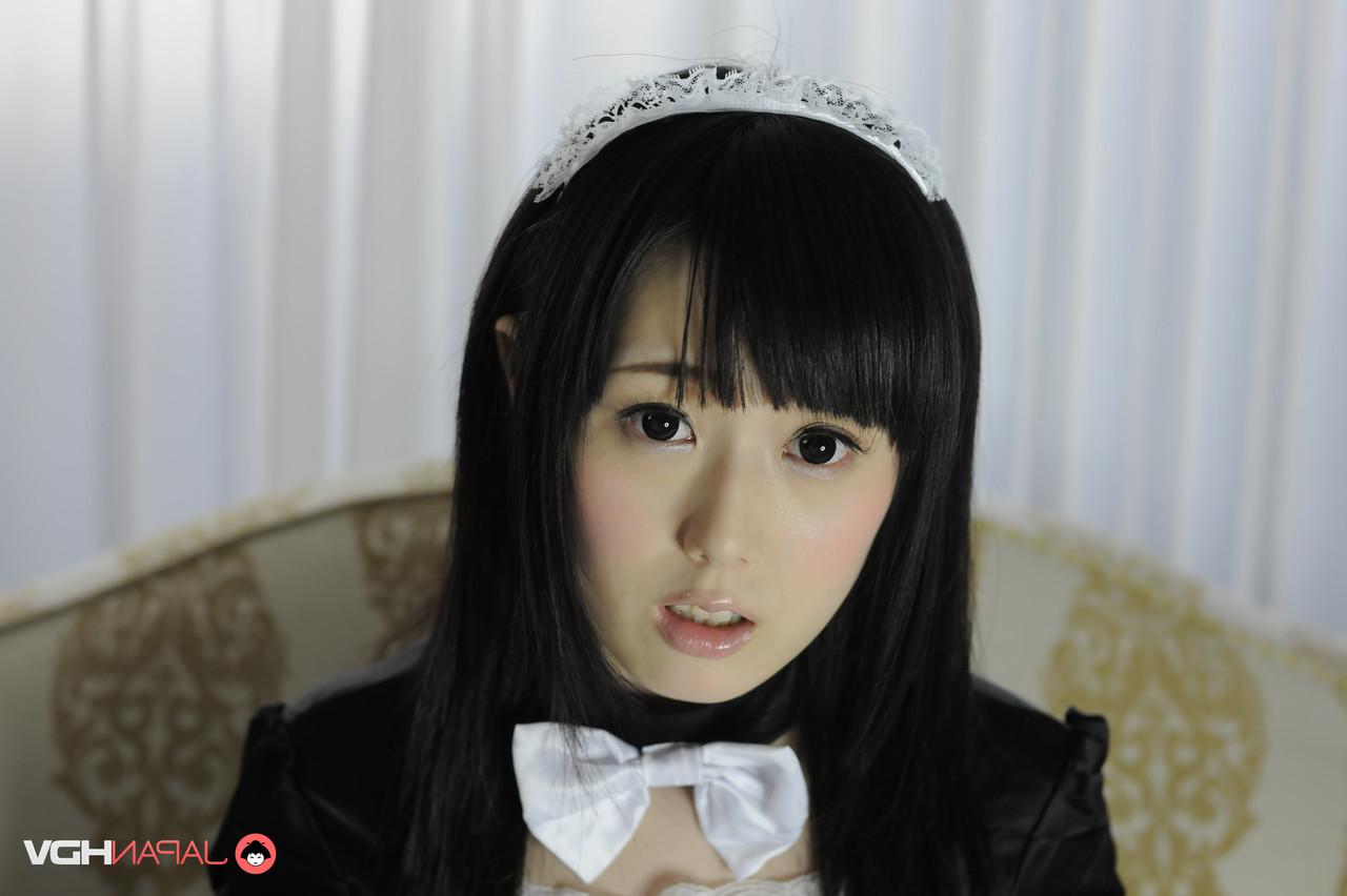 15P A linda empregada japonesa Machiko Ono estica sua fenda apertada durante a ação solo