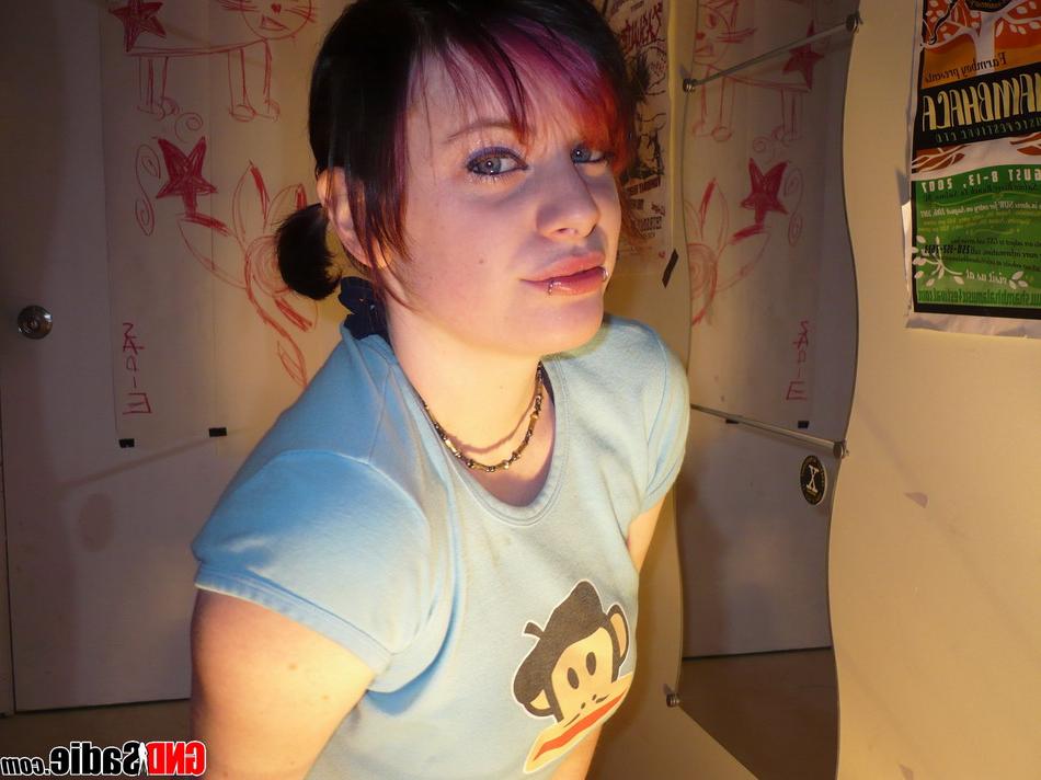 12P Jovem garota emo revela seus seios firmes enquanto tira fotos