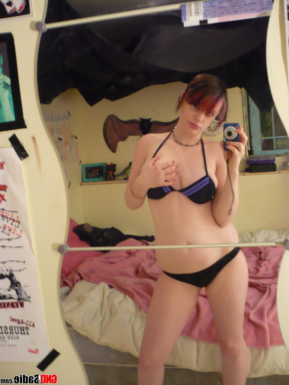 12P Jovem garota emo revela seus seios firmes enquanto tira fotos