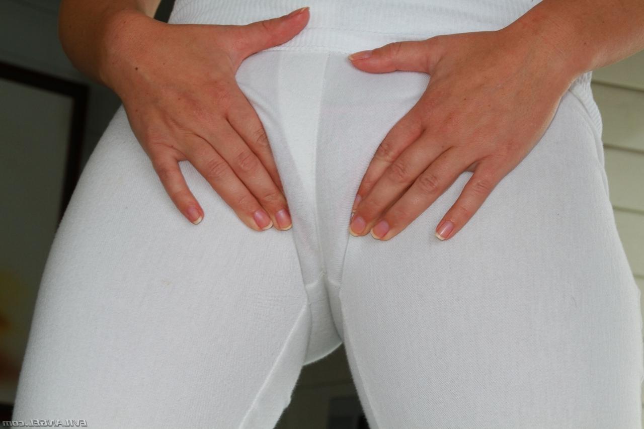 10P Hot MILF Krissy Lynn inserting a glass dildo deep in her pink snatch