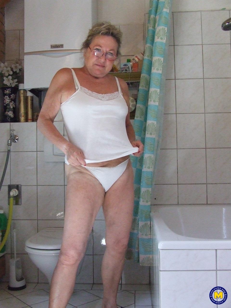 20P A vovó amadora gordinha Inge mostra seu corpo e fica bagunçada em uma banheira