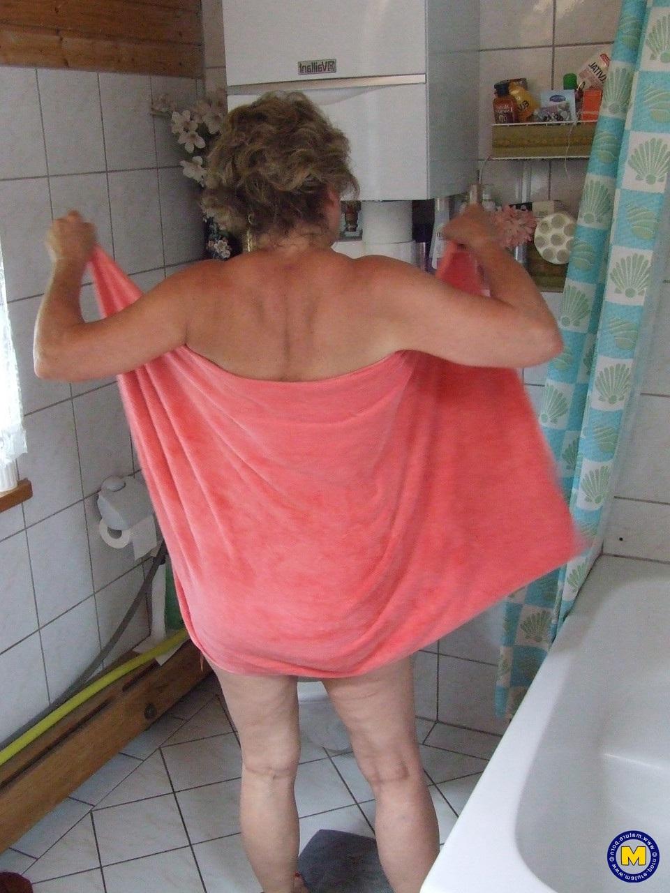 20P A vovó amadora gordinha Inge mostra seu corpo e fica bagunçada em uma banheira