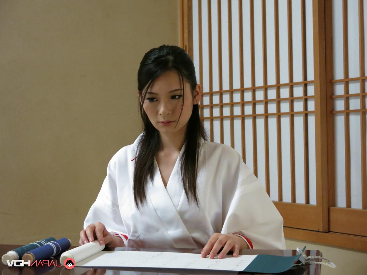 15P A garota japonesa Ako Nishino fica com um creampie depois do sexo em um colchão