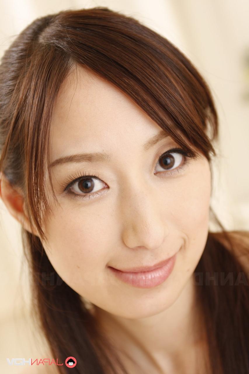 15P A garota japonesa solo Kaori Nishio abre o arbusto nua