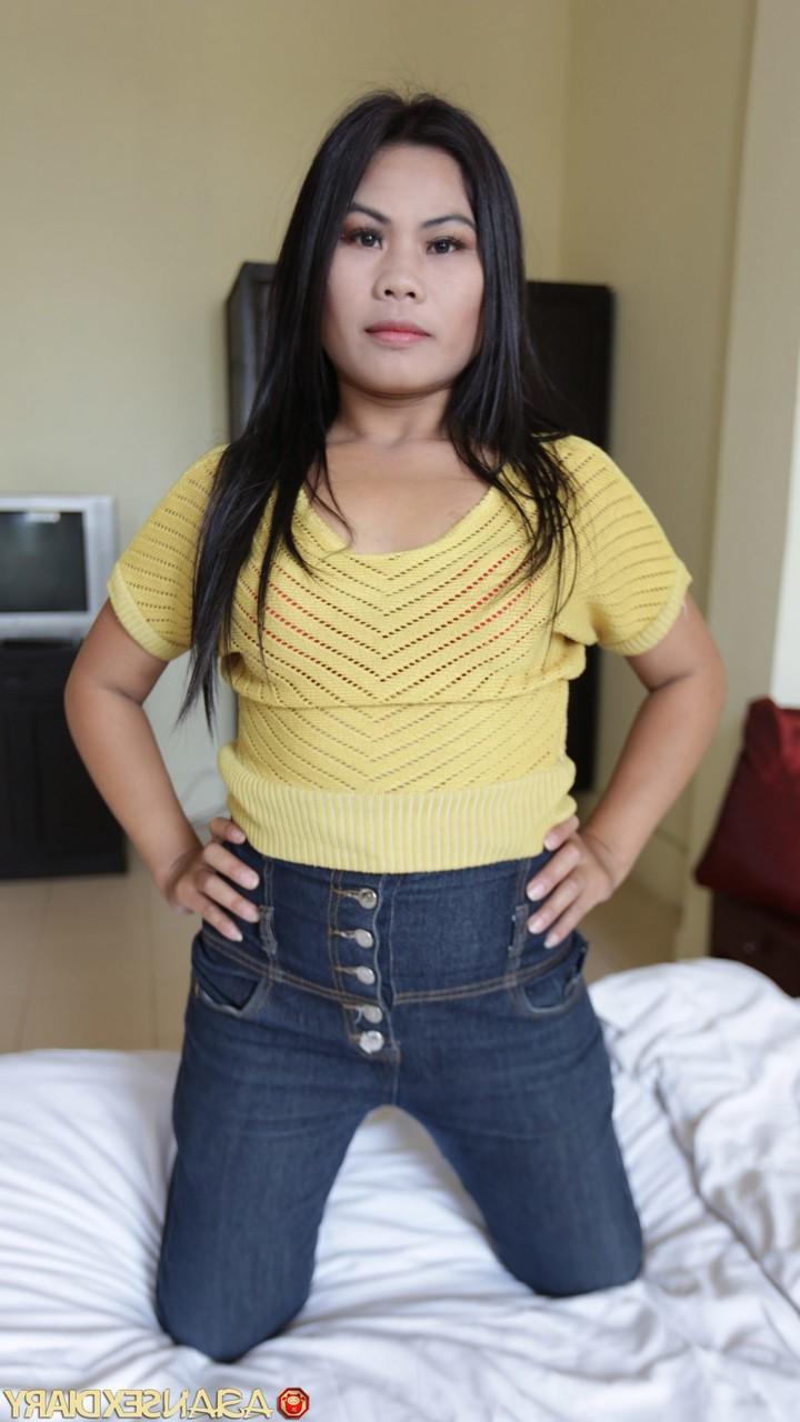 20P La pequeña asiática amateur Way expone su tupido chocho y se la follan