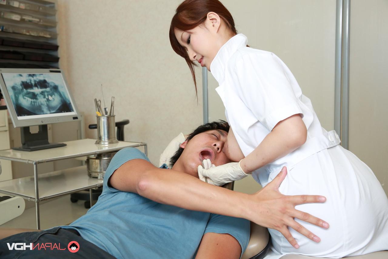15P L'assistante dentaire japonaise Yume Mizuki libère ses gros seins tout en se nettoyant les dents