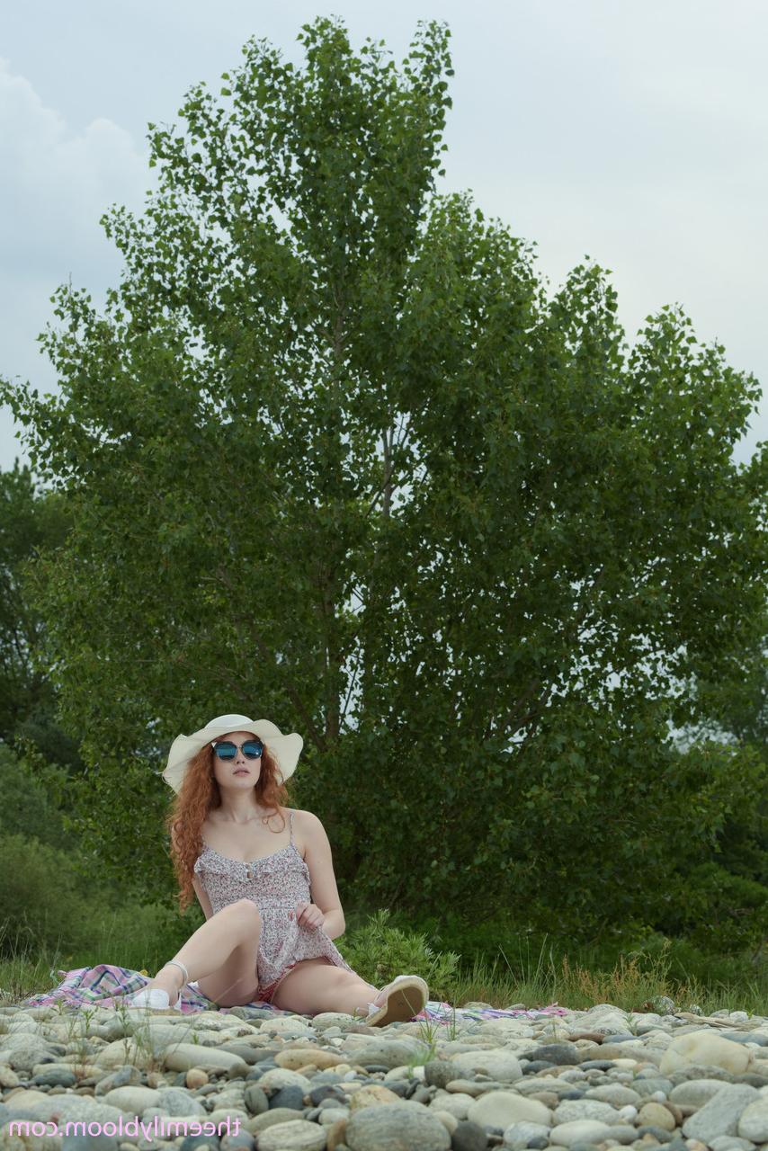 19P La pelirroja de picnic Heidi Romanova muestra su falda caliente y muestra su coño en primer plano