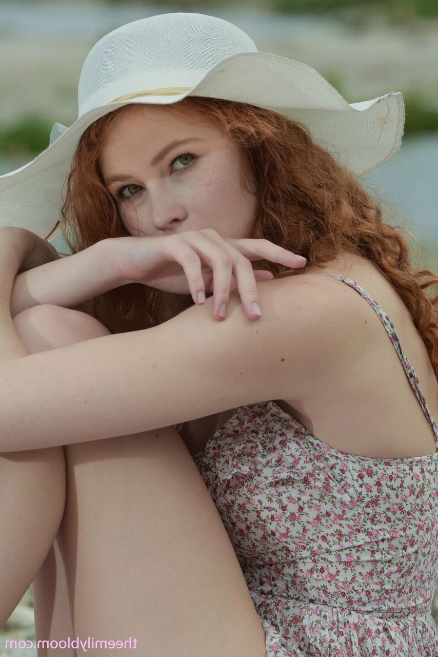 19P La pelirroja de picnic Heidi Romanova muestra su falda caliente y muestra su coño en primer plano