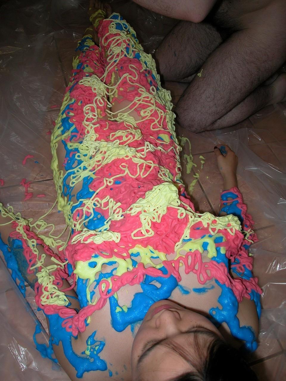20P A adolescente asiática Colette tem o corpo coberto com espuma 3D multicolorida