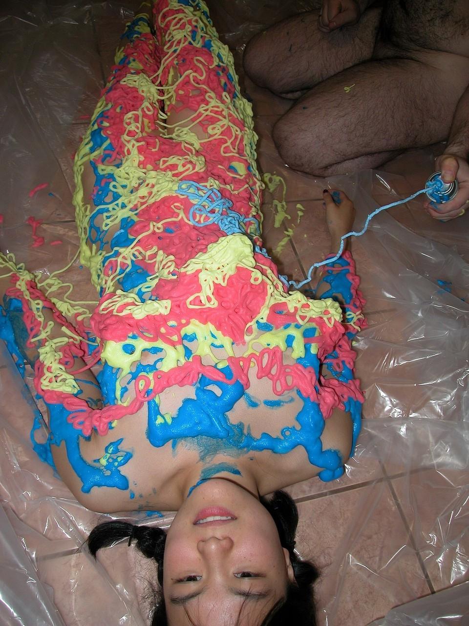 20P A adolescente asiática Colette tem o corpo coberto com espuma 3D multicolorida