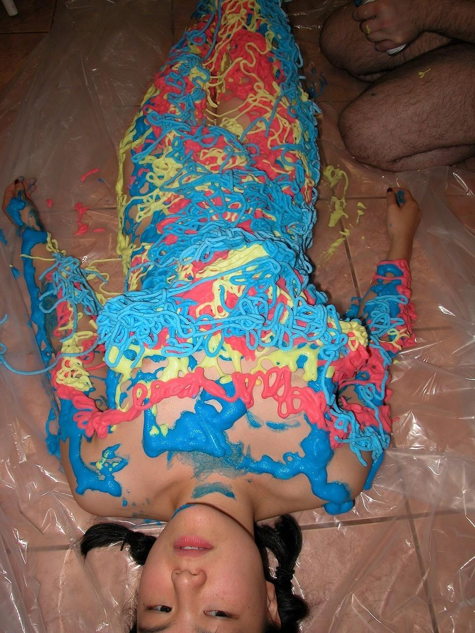 20P A adolescente asiática Colette tem o corpo coberto com espuma 3D multicolorida
