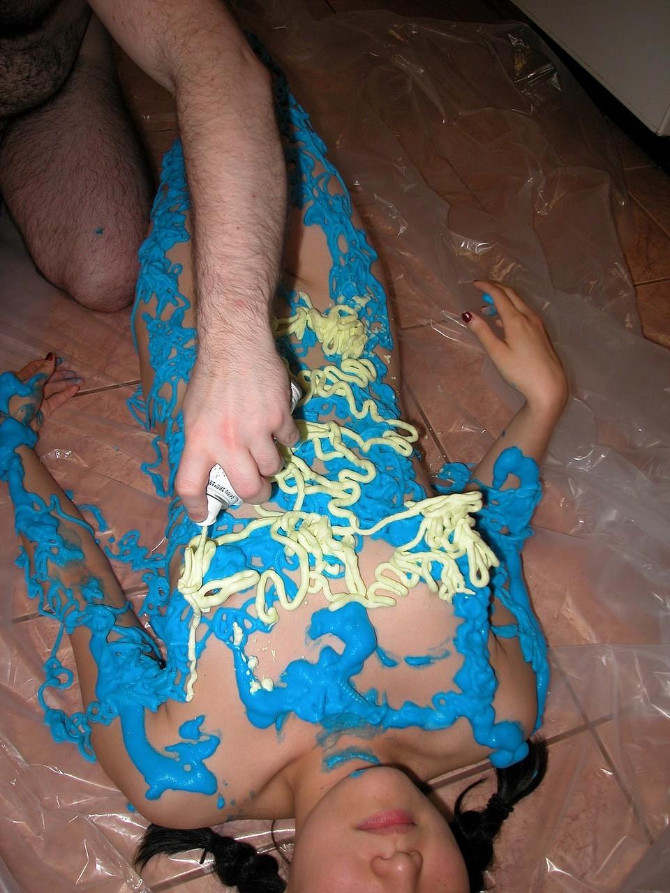 20P A adolescente asiática Colette tem o corpo coberto com espuma 3D multicolorida