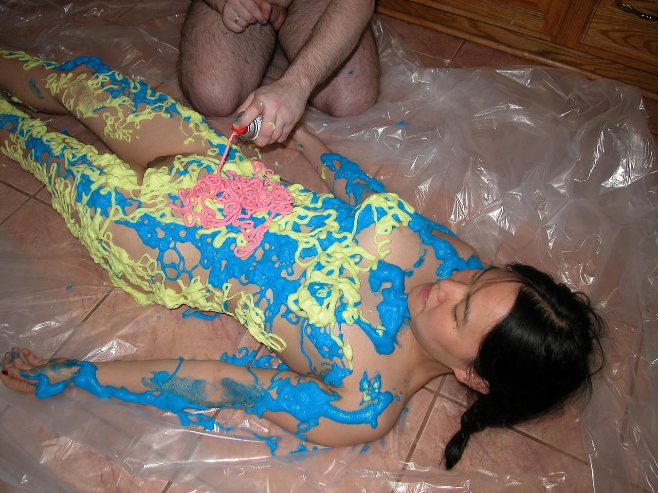 20P A adolescente asiática Colette tem o corpo coberto com espuma 3D multicolorida