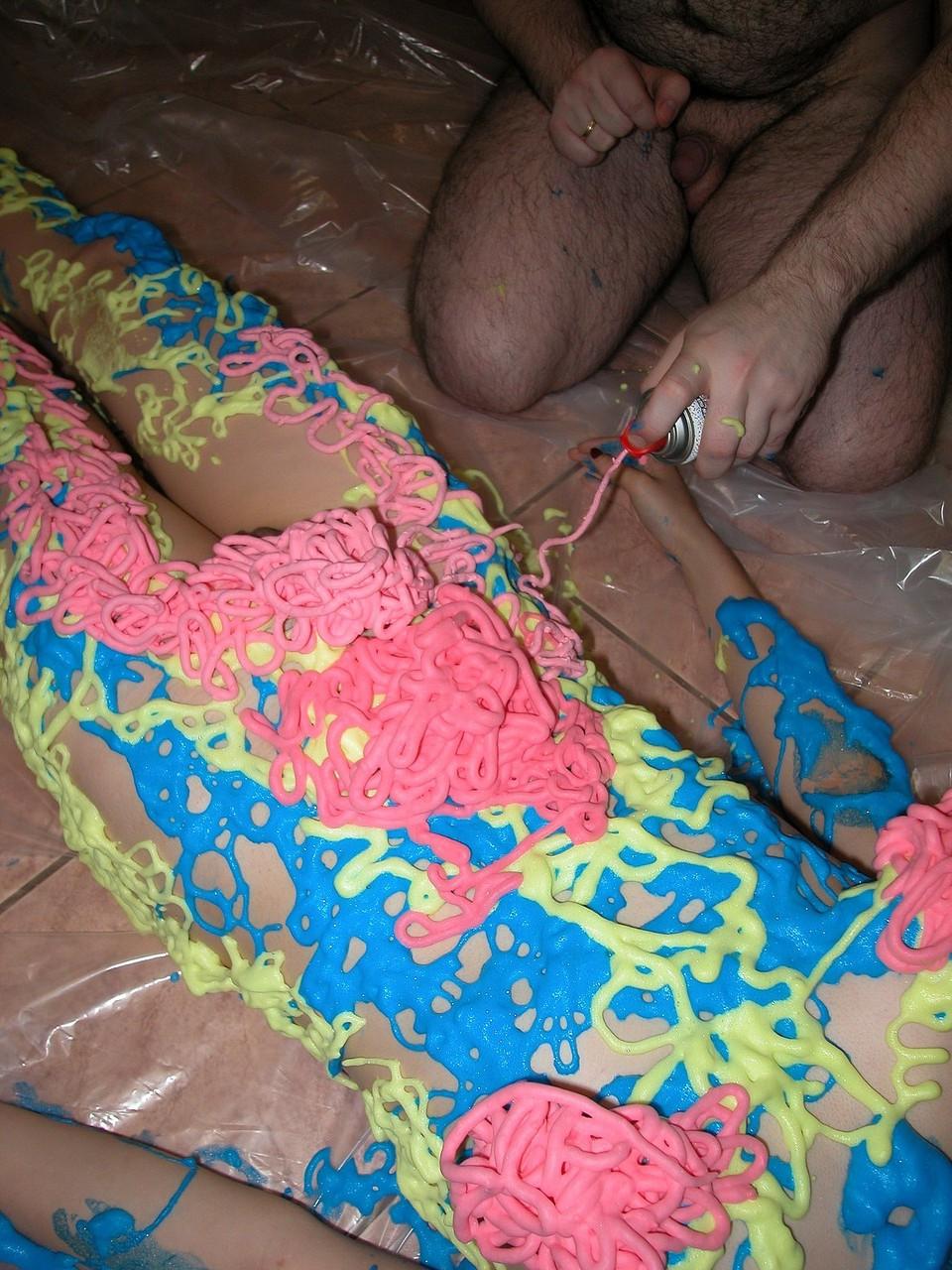 20P A adolescente asiática Colette tem o corpo coberto com espuma 3D multicolorida
