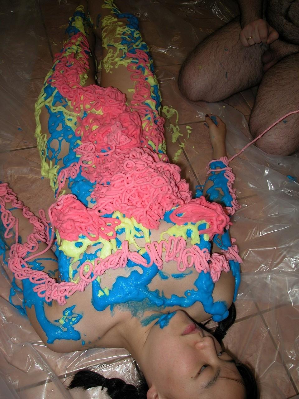 20P A adolescente asiática Colette tem o corpo coberto com espuma 3D multicolorida