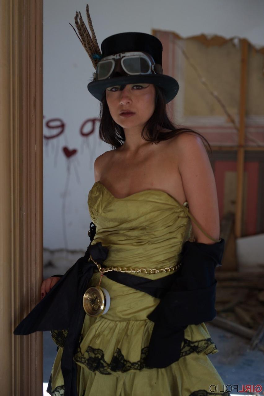 12P Sophia Jade, une fille solo asiatique, se met seins nus avec un chapeau et des collants funky.