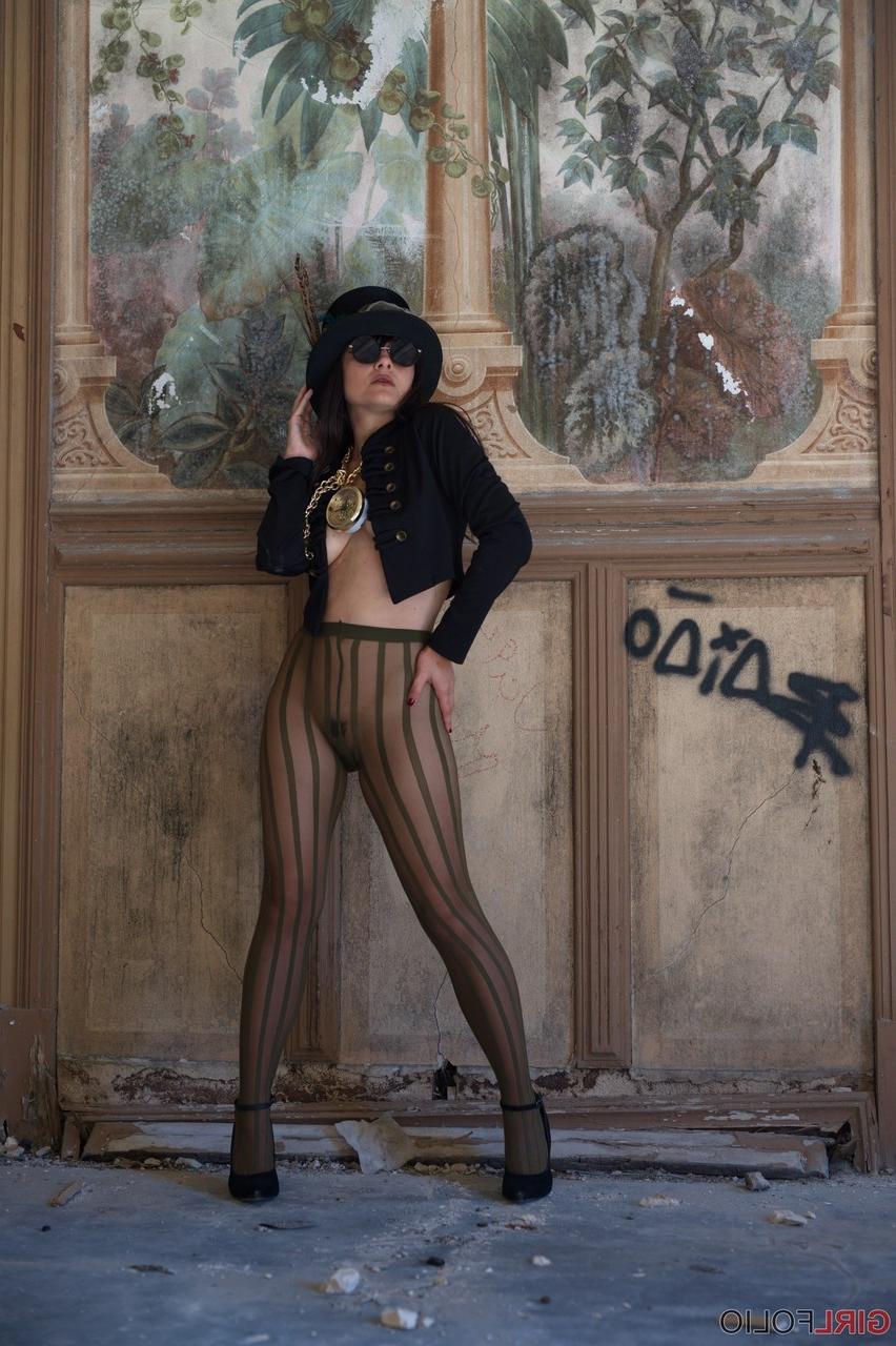 12P Sophia Jade, une fille solo asiatique, se met seins nus avec un chapeau et des collants funky.
