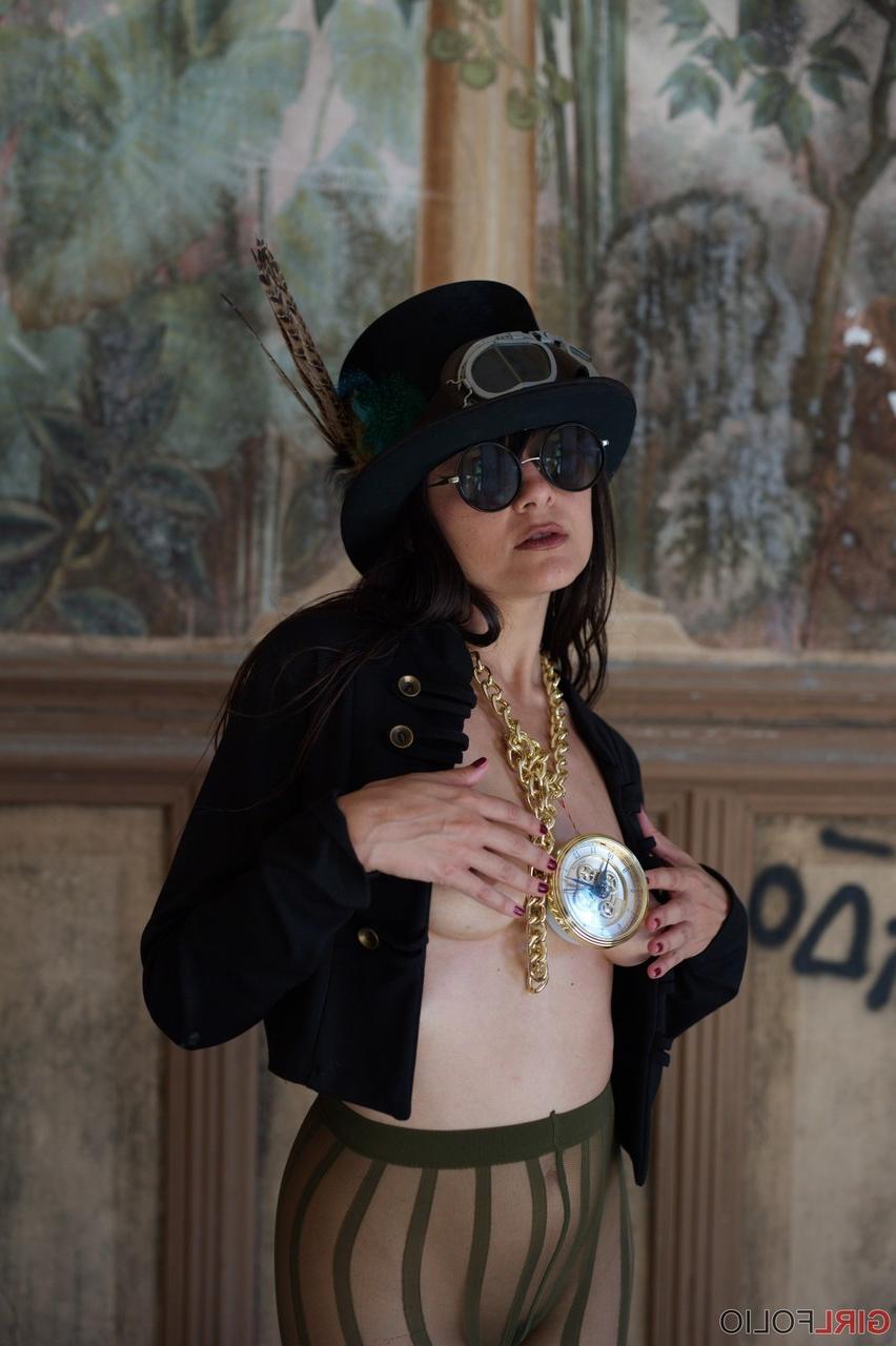 12P Sophia Jade, une fille solo asiatique, se met seins nus avec un chapeau et des collants funky.