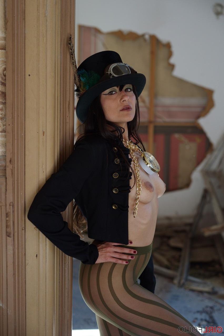 12P Sophia Jade, une fille solo asiatique, se met seins nus avec un chapeau et des collants funky.