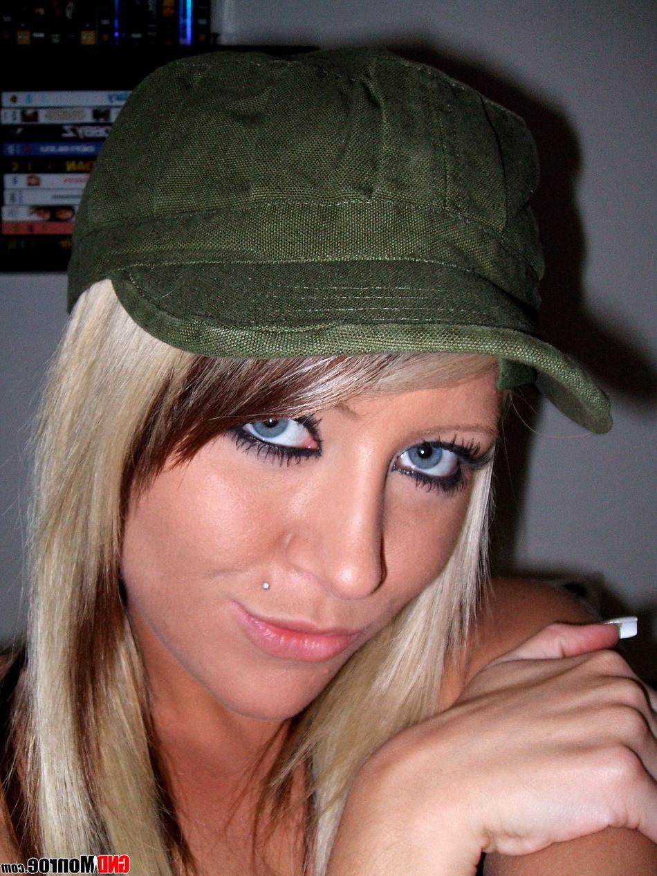 12P Adolescente loira tira fotos tentadoras enquanto usa um boné verde