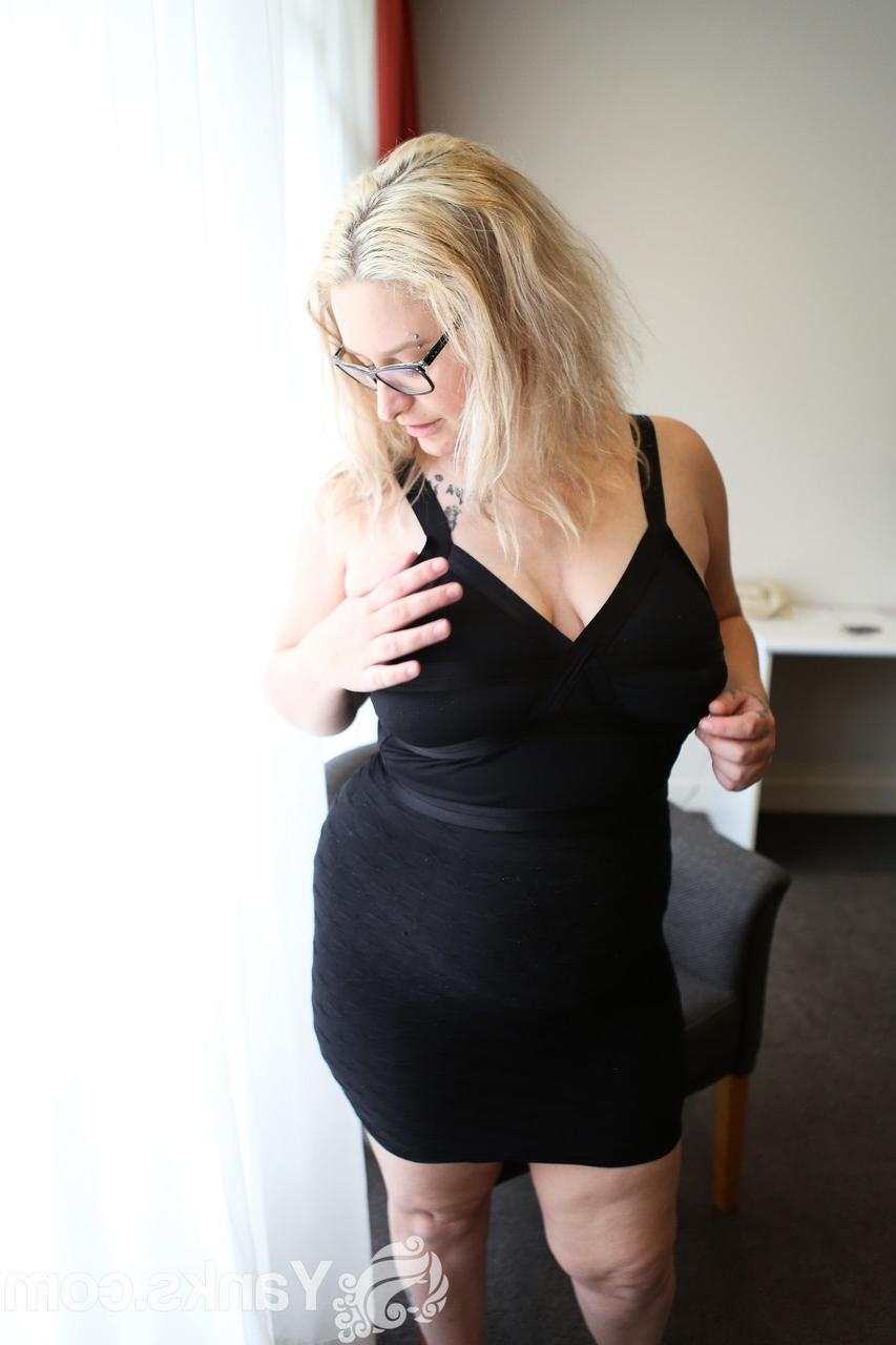 17P A loira nerd Chloe Minx tira o vestido preto para expor seios grandes e buceta